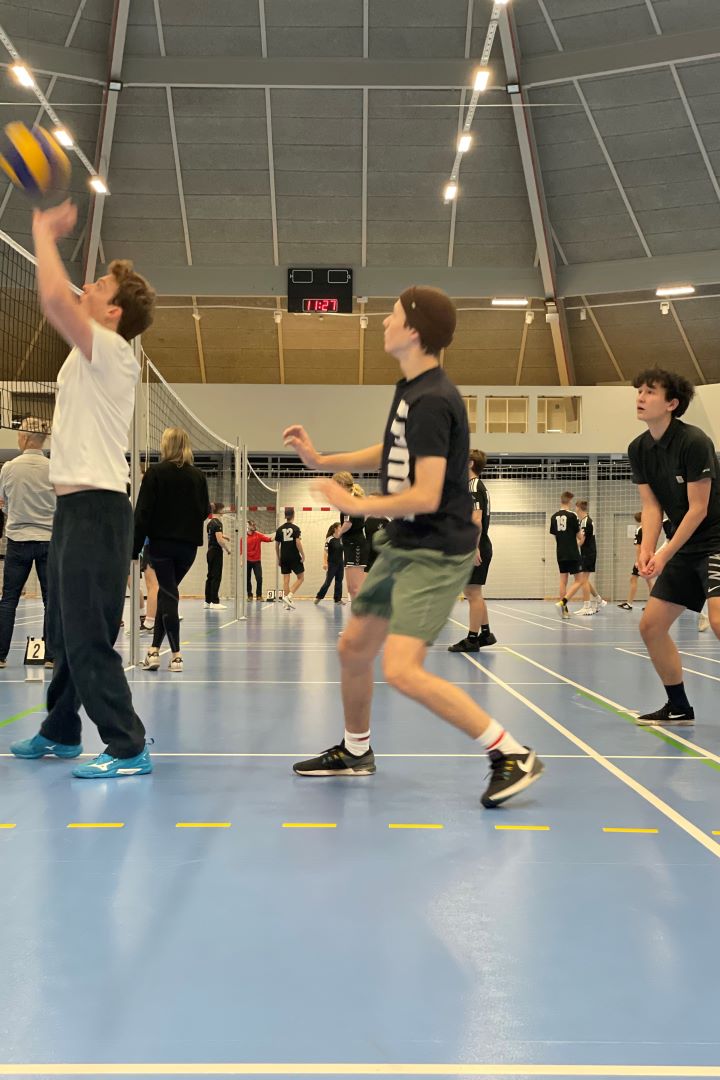 Elever fra 3x (2020x) spiller volleyball